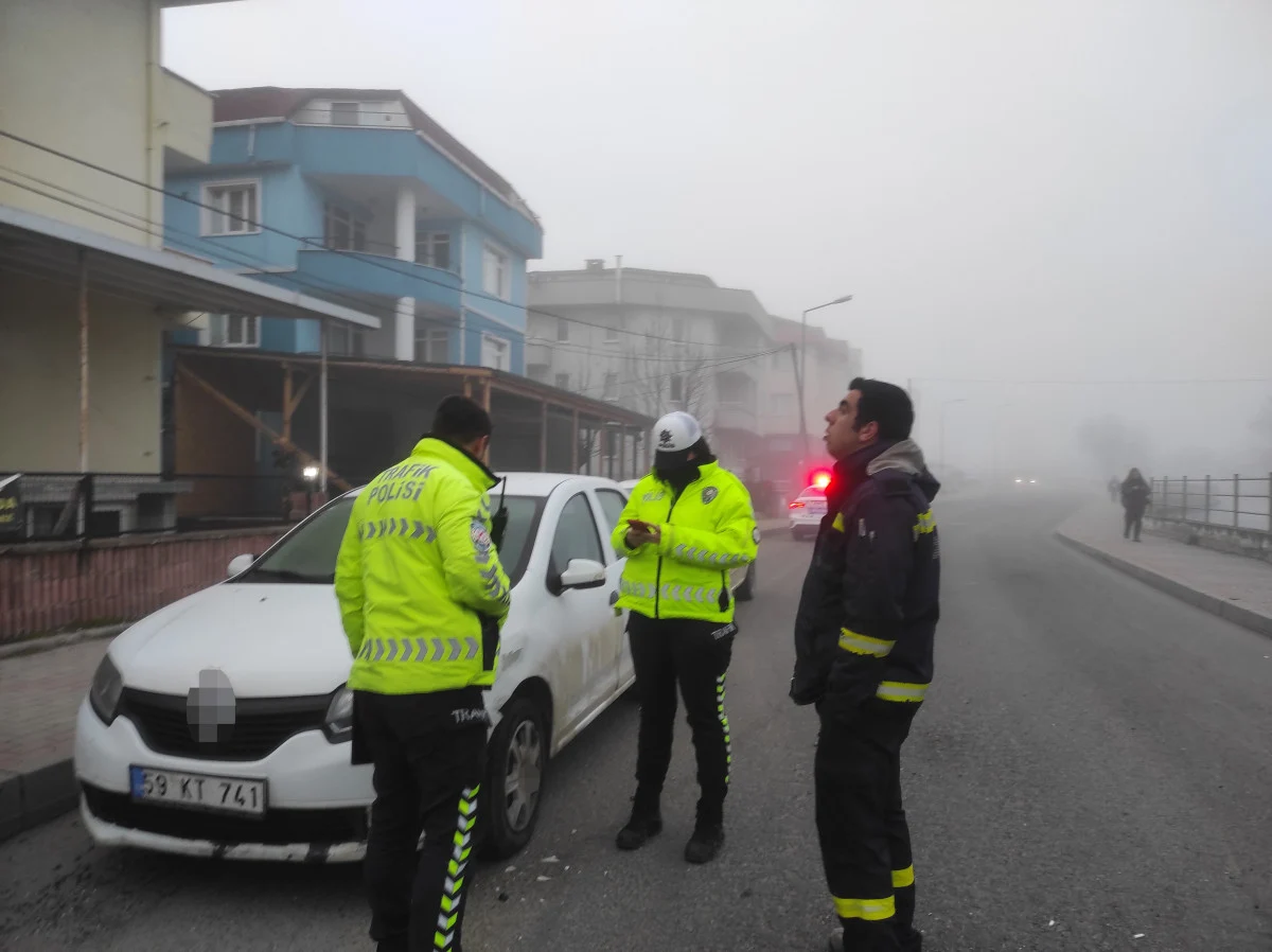 Tekirdağ'da otobüs park halindeki otomobile çarpıp kaçtı