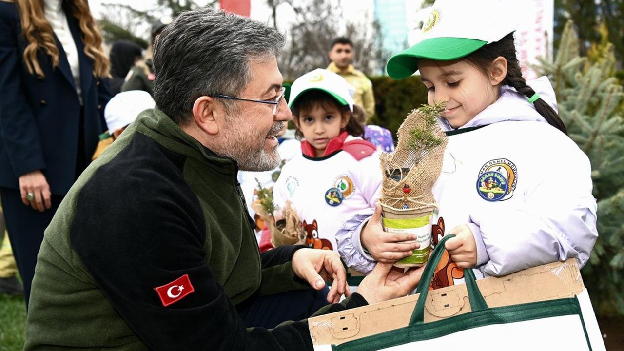 Bakan Yumaklı çocuklarla fidan dikti