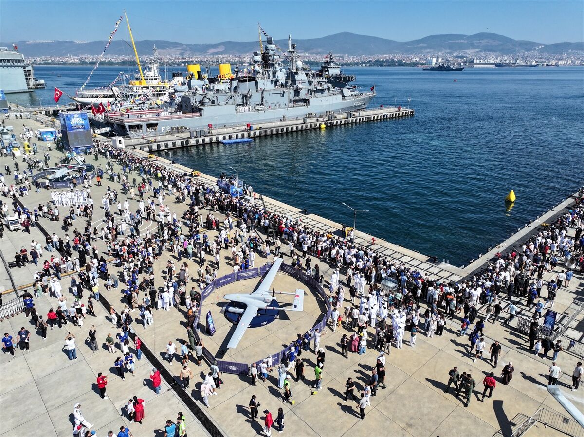 TEKNOFEST Mavi Vatan'da çocuklar, bilim şovunda deneylere katıldı