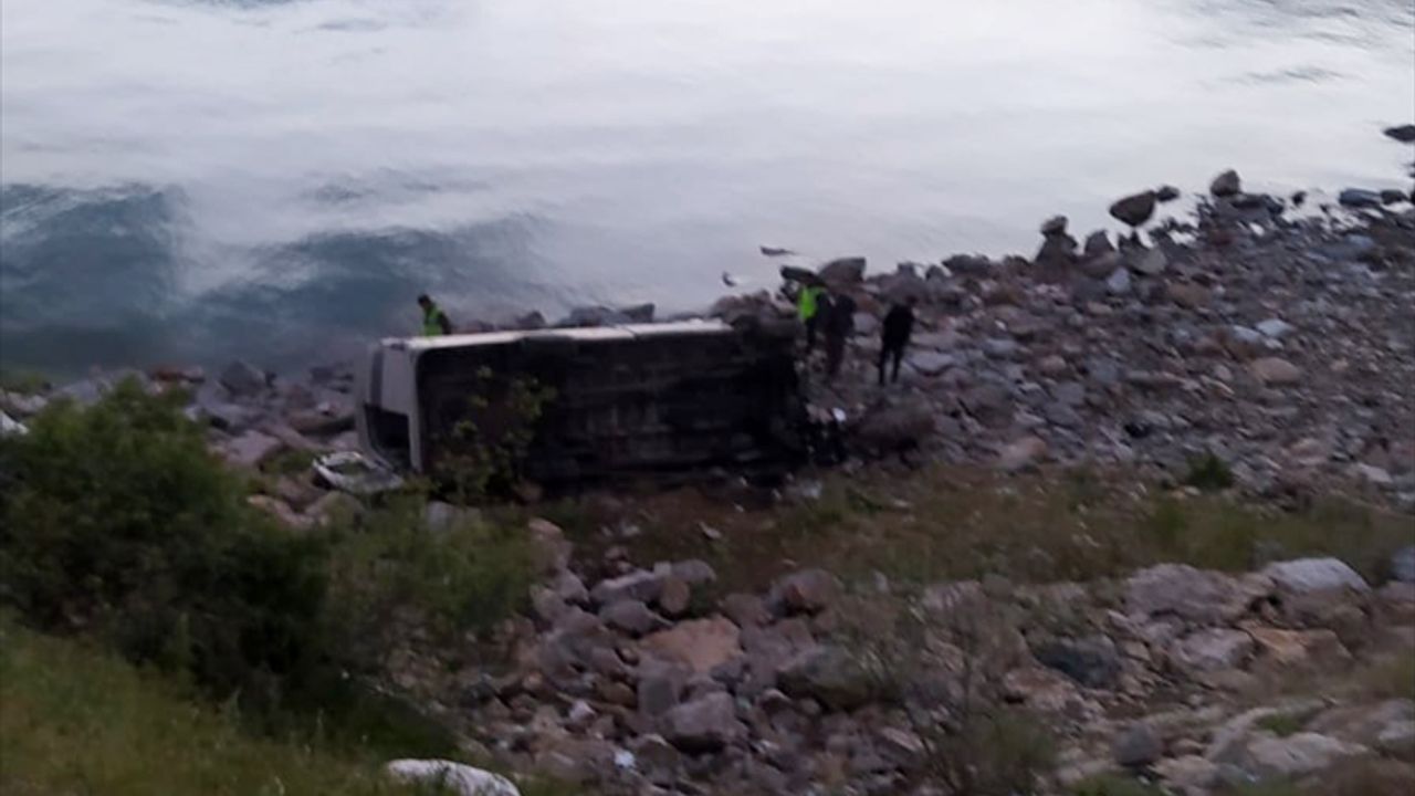 Bitlis'te şarampole devrilen minibüsteki 1 kişi öldü, 11 kişi yaralandı