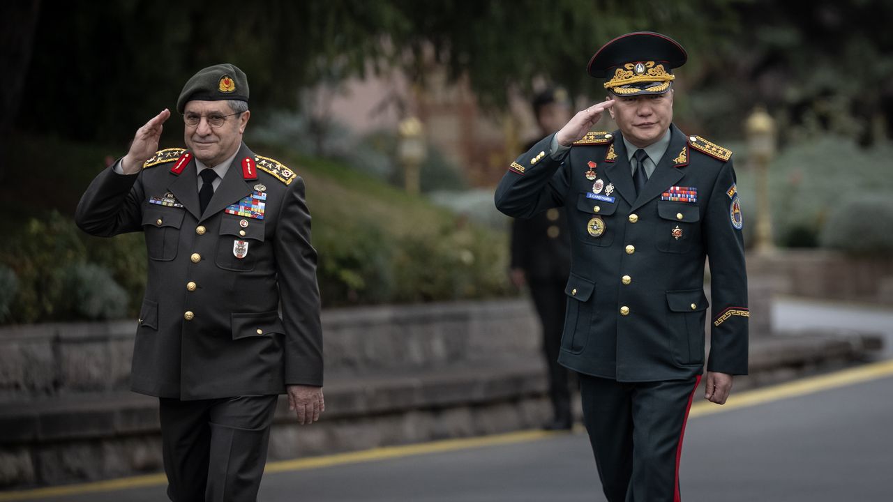 Orgeneral Bayraktaroğlu Moğolistanlı mevkidaşıyla görüştü