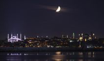 İstanbul'da yarım Ay ve Ayasofya Camii'nin büyüleyici görüntüsü