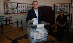 AK Parti Sözcüsü Çelik, oyunu Adana'da mezun olduğu ilkokulda kullandı: