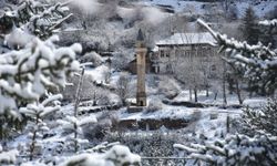 Gümüşhane'de tarihi Süleymaniye Mahallesi beyaz örtüyle kaplandı