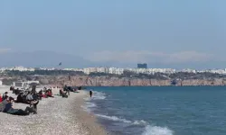 Antalya'da vatandaşların güzel havada sahil keyfi