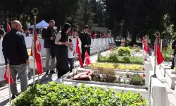 Edirnekapı Şehitliği'nde bayram arifesi yoğunluğu