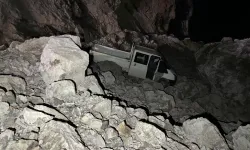 Hakkari-Çukurca kara yolu dağdan düşen kaya parçaları nedeniyle kapandı