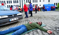 Ardahan'da sağlık bilimleri öğrencileri, ekiplerle katıldıkları tatbikatta deneyim kazandı