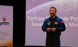 Türkiye'nin ilk astronotu Gezeravcı, İstanbul'da öğrencilerle bir araya geldi