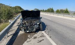 Afyonkarahisar'da refüje çarpan otomobildeki 4 kişi yaralandı