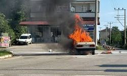 Samsun'da seyir halindeyken yanan otomobil kullanılamaz hale geldi