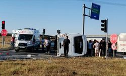 Tekirdağ'da servis midibüsü ile hafif ticari aracın çarpıştığı kazada 12 işçi yaralandı