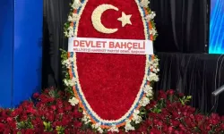 Devlet Bahçeli'den AK Parti kongresine özel aranjman... İşte Güllerin ve karanfillerin sayısı ile verilen mesaj