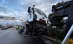 İzmir'de tankerle çarpışan taksideki yolcu yaralandı