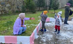 Trabzon'da öğrenciler için okul bahçesine kamyonla kar döküldü