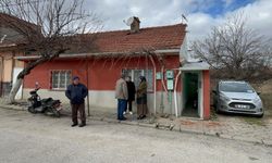 Yatak odasında yanan kömür kovasıyla yatan muhtar hayatını kaybetti