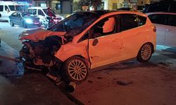 Antalya'da iki otomobilin çarpıştığı kazada 3 kişi yaralandı