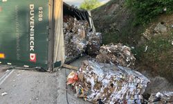 Edirne'de atık kağıt yüklü bir tırın devrilmesi sonucu yükleri etrafa saçıldı