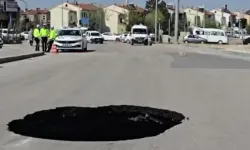 Afyonkarahisar’da asfalt yol çöktü, çukur oluştu