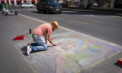 İtalyan ressam, Papa’yı anmak için portesini Roma sokaklarına çizdi