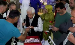 Davetli gibi düğüne gitti, takı töreninde paraları çalıp gelin ve damada su ikram etti