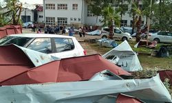 Adana’da fırtına okul çatısını uçurdu
