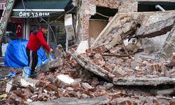 Sındırgı'da yıkılan binaların enkazı kaldırılıyor