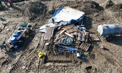 Adana Karataş'ta kaçak yapıların yıkımı sürüyor