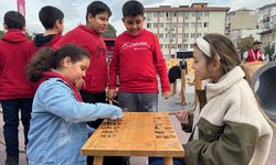 'Geleneksel Oyunlar Tırı' Manisa'da çocuklarla buluştu