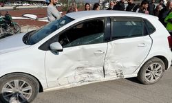 Hatay'da iki otomobilin çarpıştığı kazada 4 kişi yaralandı