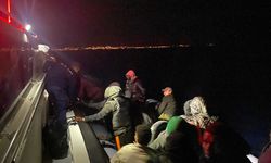 İzmir açıklarında 23 düzensiz göçmen yakalandı, 20 düzensiz göçmen kurtarıldı