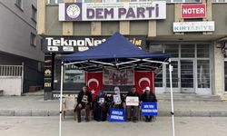 Muş'ta evlatlarına kavuşmak isteyen aileler, DEM Parti önündeki eylemlerini sürdürdü