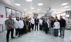 Bakan Tekin Adana’da lise ziyaret etti