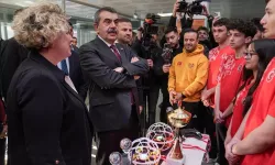 Bakan Tekin Arnavutköy’de okul ziyaretinde konuştu