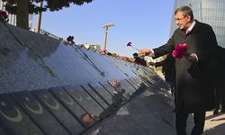 Cumhurbaşkanı Yardımcısı Yılmaz Bakü'de şehitlikleri ziyaret etti