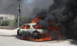 İsrailliler Filistinlilerin araçlarını ateşe verdi
