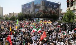 İran gösterilerde hayatını kaybeden emniyet görevlileri için tören düzenlendi