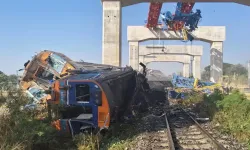 Tayland'da inşaat vinci trenin üzerine devrildi