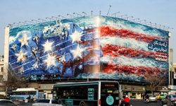 İran'da ABD karşıtı dev afiş
