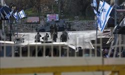 İşgalci İsrailliler Batı Şeria'da baskın düzenlediği okula İsrail bayrağı astı