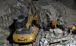 Venezuela'da depremzedeler, iş makinelerinin önünü kesti