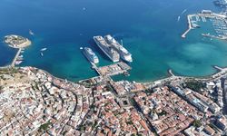 Kuşadası'na 3 kruvaziyerle 9 bin 130 turist geldi