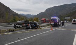 Gümüşhane'de bariyere çarpan otomobildeki 1 kişi öldü, 4 kişi yaralandı