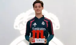 Real Madrid'de eylül ayının oyuncusu seçilen Arda Güler, ödülünü aldı