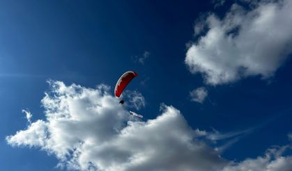 Isparta'da Yalvaç belediye başkan adayı, seçmenin dikkatini çekmek için paramotorla uçuyor