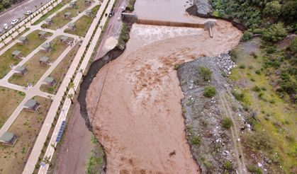 Osmaniye'de Karaçay Deresi'nin kenarındaki toprak yol çöktü