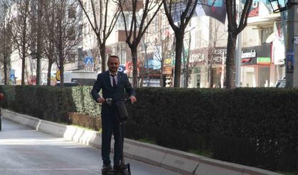 Çankırı’da sıra dışı seçim çalışması: Scooter’ıyla sokak sokak gezerek oy istiyor
