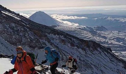 Kadın dağcılar Ağrı Dağı zirvesinde