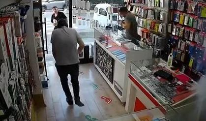 Telefondan çıkartılan batarya patladı, vatandaşlar büyük panik yaşadı