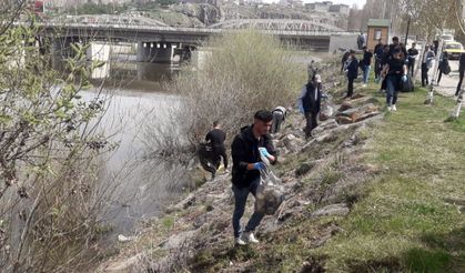 Ardahan Kalesi ve çevresinde toplu çevre temizliği yapıldı